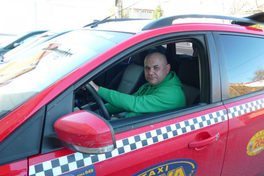 Ioan Pugna la volan în taxi