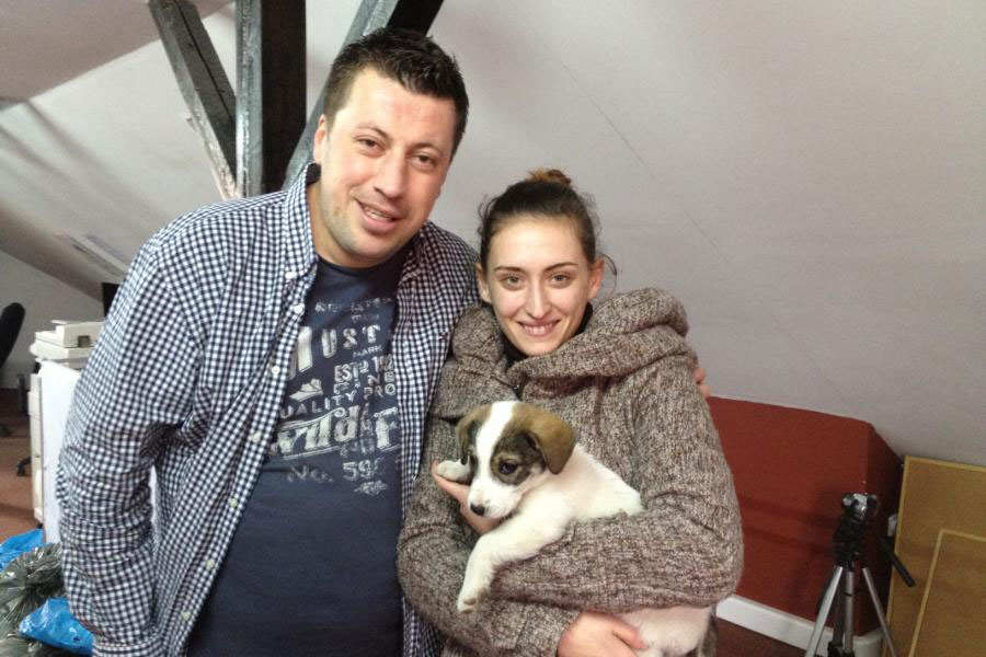 Liviu Alexa si o fericita stapana a unui nou catel