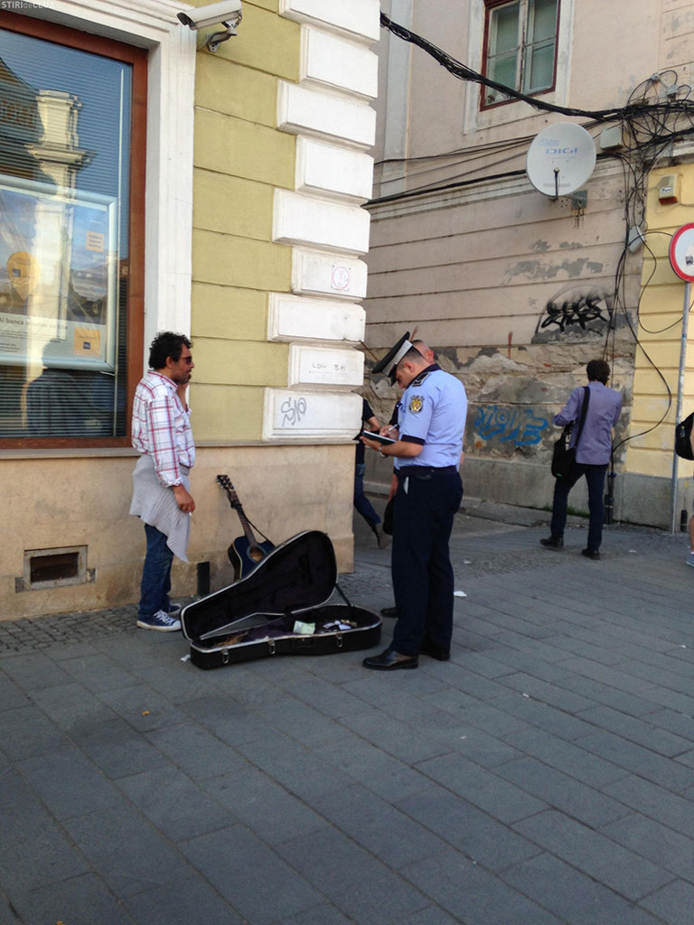 Polițist local discutând cu un artist local al Clujului