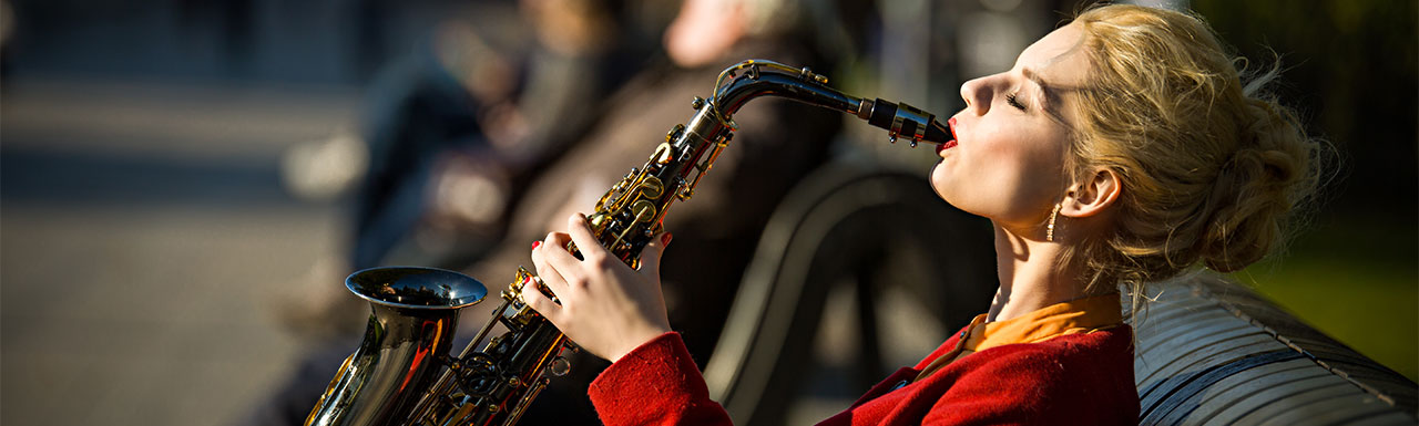 Artistă cântând la saxofon