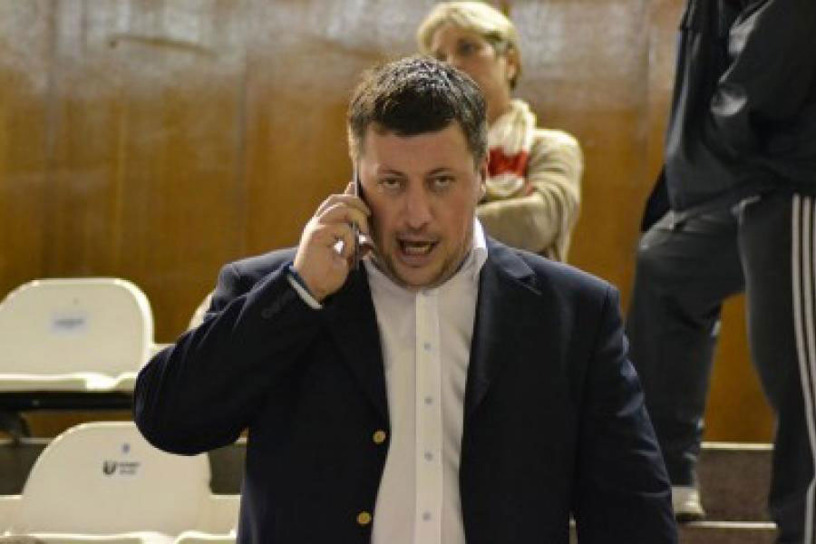 Liviu Alexa la telefon in Sala Polivalenta