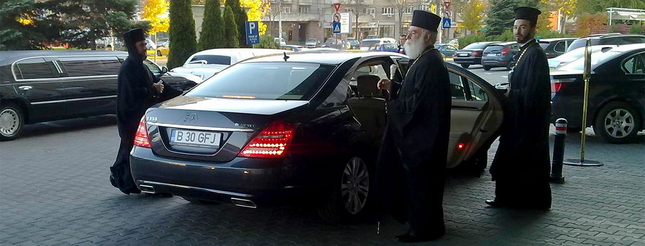 Preoți urcând într-un Mercedes de lux