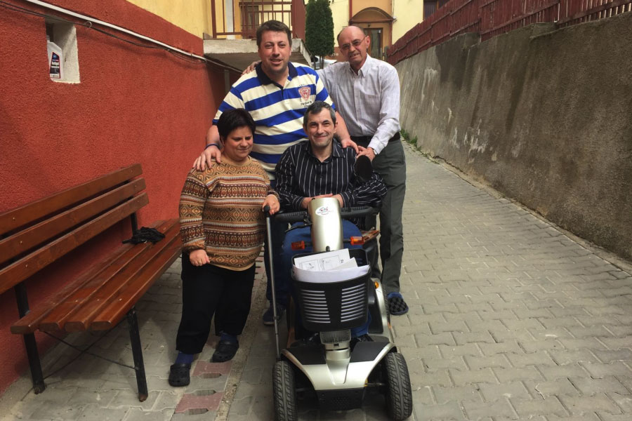 Dan si Mihaela primind un nou carucior electric de la Liviu Alexa