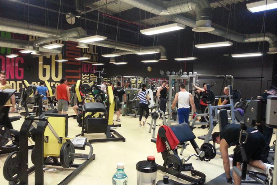 Aparate de sport in sala de fitness de la Gimmy