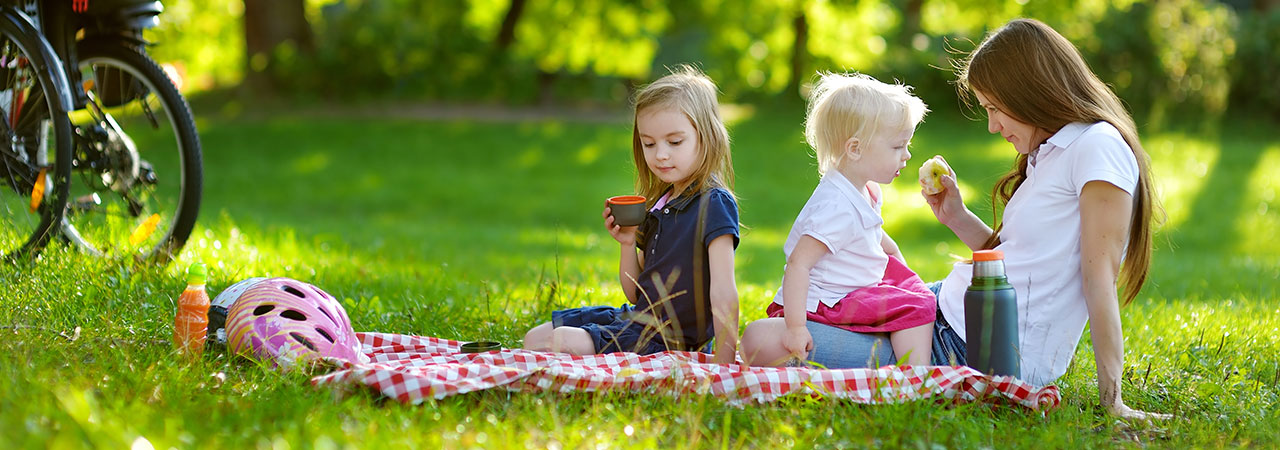Familie intr-un parc verde