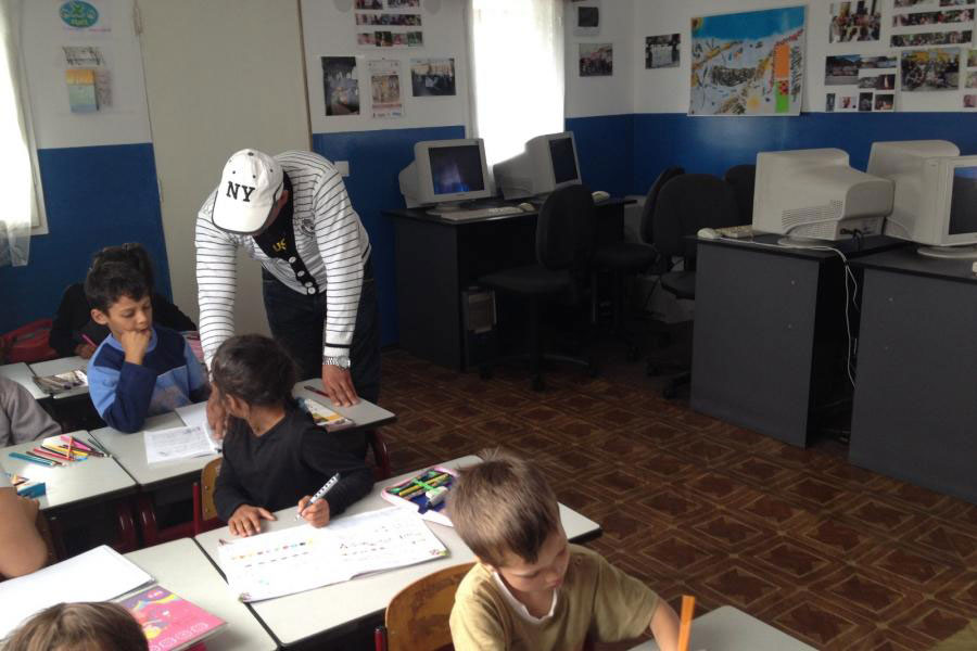 Copii intr-o sala de clase dotata cu infrastructura IT